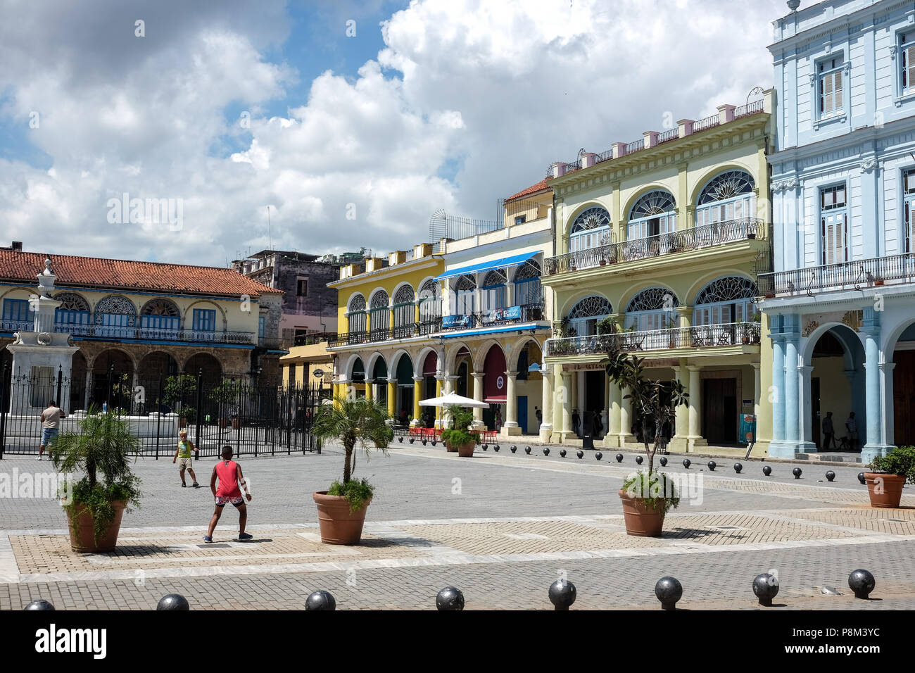 23.06.2018, Cuba, La Habana: colorati edifici ristrutturati nella città vecchia in Plaza Vieja. In Havana è il più grande superstite città coloniale in America Latina. Nel 2019 la città festeggia il suo 500° anniversario. Foto: Jens Kalaene / dpa immagine centrale / dpa | Utilizzo di tutto il mondo Foto Stock