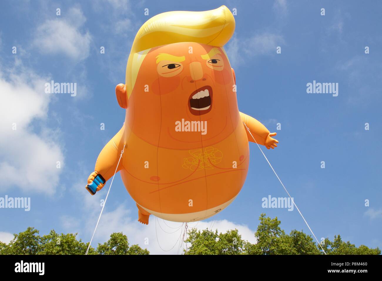 Londra, Regno Unito. 13 Luglio, 2018. Trump baby palloncino volare oltre la piazza del Parlamento, Westminster, London, in segno di protesta del presidente Donald Trump's visita al Regno Unito. La campagna di palloncino sollevato quasi £18.000 ed è stato dato il permesso per il sindaco di Londra Sadiq Khan a volare. Credito: la concavità Patel/Alamy Live News Foto Stock