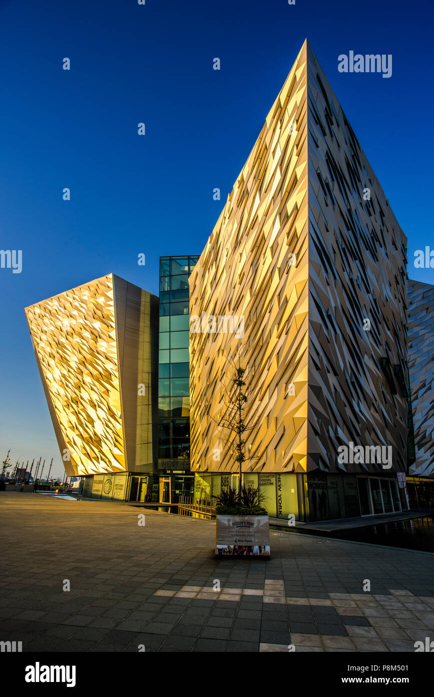 Titanic Museum, architetto Eric Kuhne Titanic Quarter, Belfast, Irlanda del Nord, Regno Unito Foto Stock