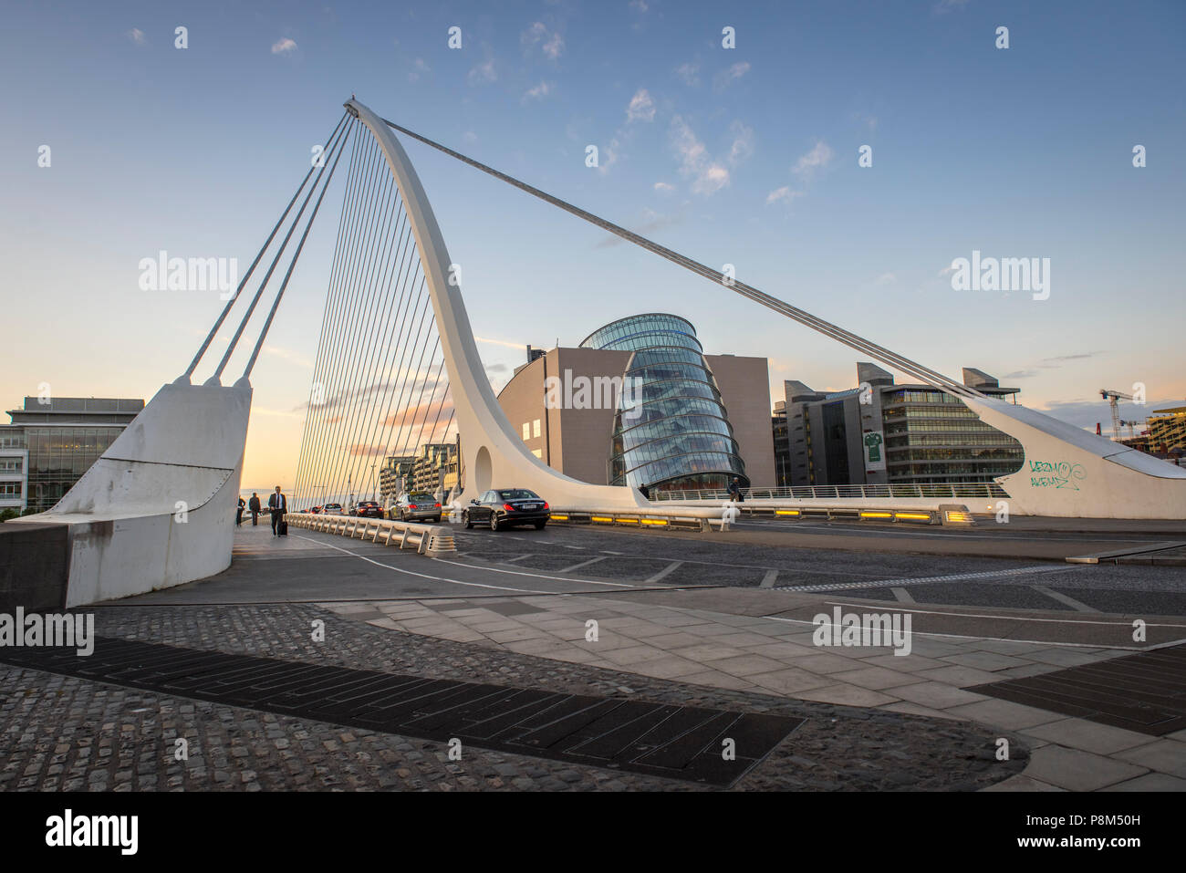 Samuel Beckett, Ponte Sospeso con Cavi di Ponte e ponte girevole sul fiume Liffey, Santiago Calatrava, Dublino Foto Stock
