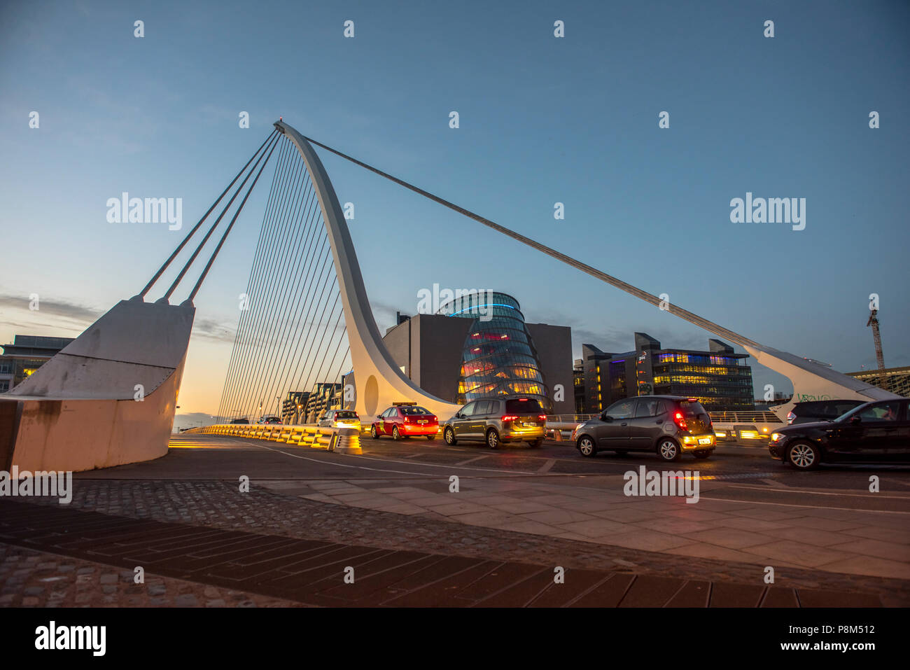 Sulle vetture di Samuel Beckett, Ponte Sospeso con Cavi di Ponte e ponte girevole sul fiume Liffey, Santiago Calatrava, Dublino Foto Stock