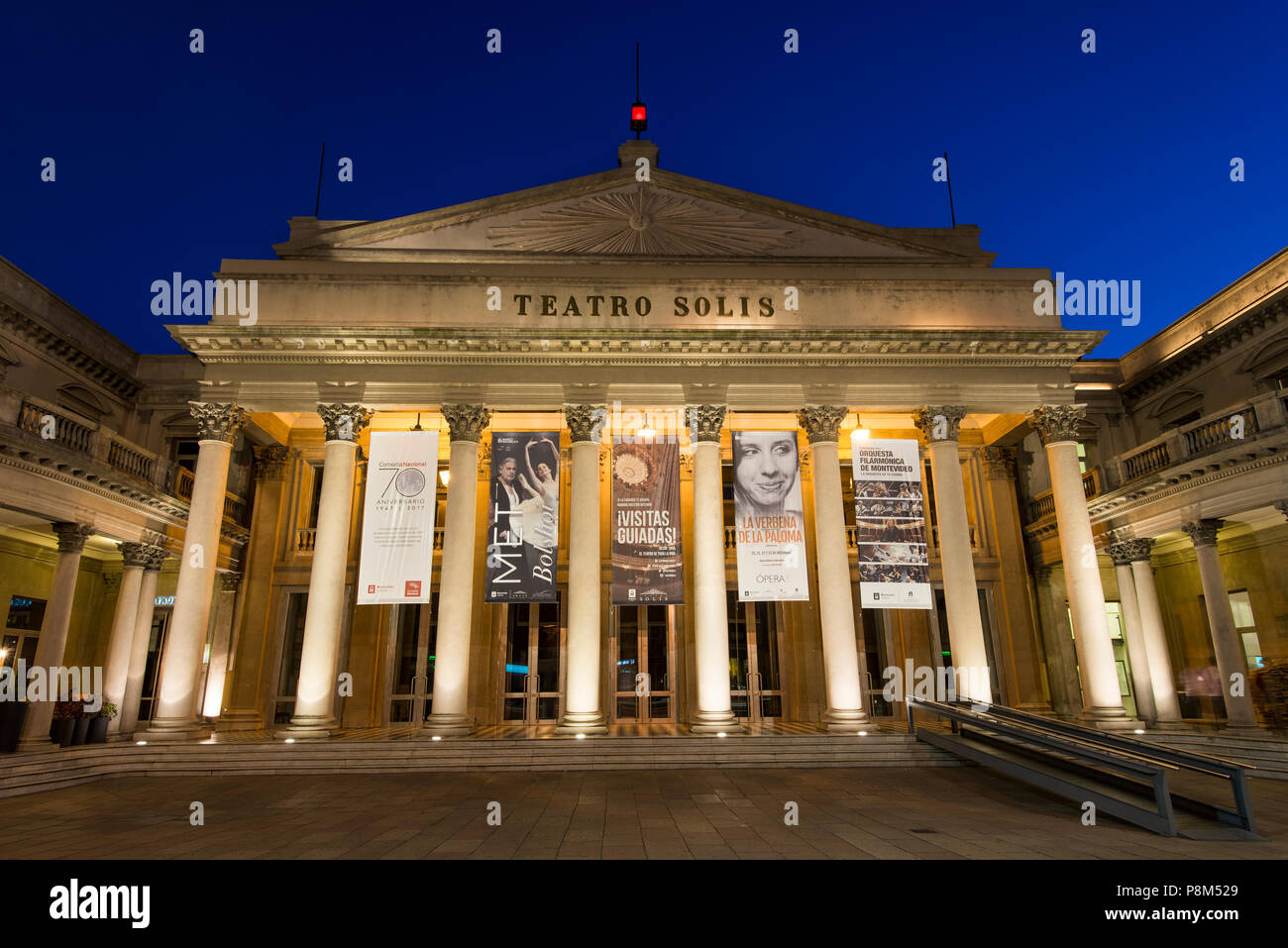 Teatro Solis, teatro, di notte, Montevideo, Uruguay Foto Stock