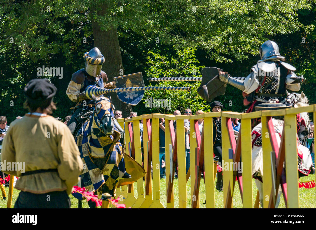 Giostra medievale, Linlithgow Palace, Scotland, Regno Unito. HES intrattenimento estivo da Les amis d'Onno equina team stunt. Cavalieri su cavalli giostra con lance Foto Stock
