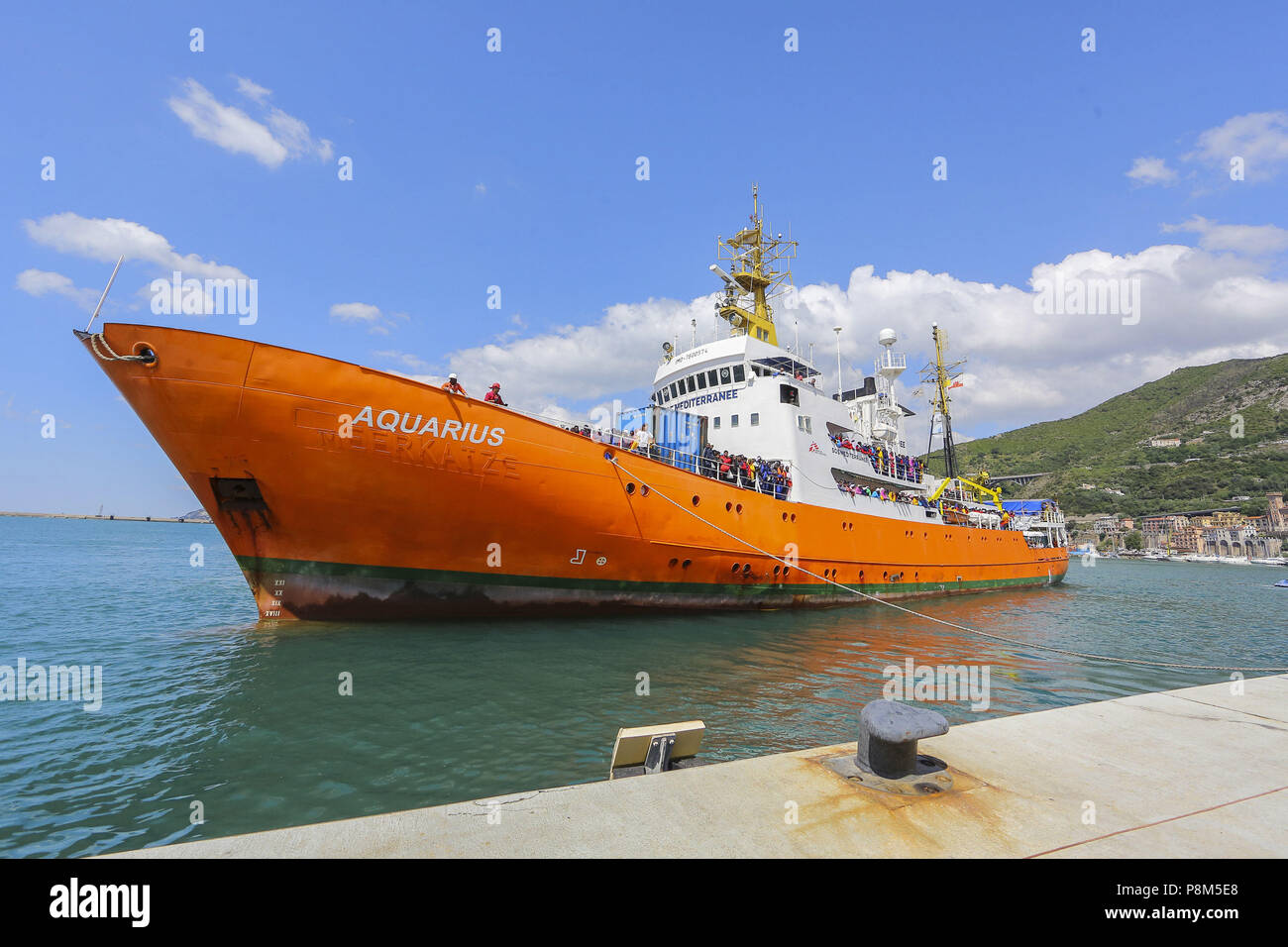 Le fasi di lo sbarco dalla nave di salvataggio Aquarius gestiti da ONG SOS Mediterranee e Medici senza frontiere nel porto di Salerno, Italia, con 1004 migranti tra cui 240 bambini salvato nel Mediterraneo. Più di 50.000 migranti sono sbarcati sulle coste italiane dall'inizio di quest'anno, non contando quelli salvati in questi ultimi giorni, mentre oltre 1.400 sono morti annegati o mancanti, secondo le Nazioni Unite. Dove: Salerno, Campania, Italia Quando: 26 maggio 2017 Credit: IPA/WENN.com * * disponibile solo per la pubblicazione in UK, USA, Germania, Austria, Svizzera** Foto Stock