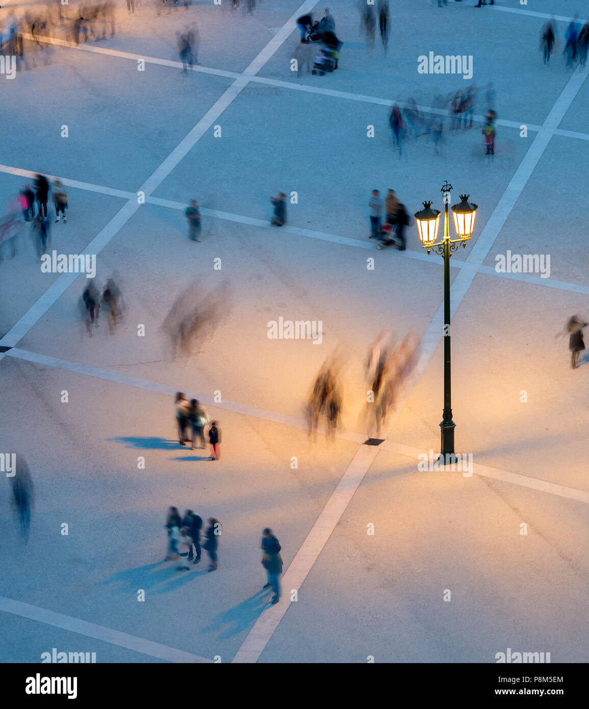 Motion Blur di molte persone su una pubblica piazza al crepuscolo. Vista da sopra Foto Stock