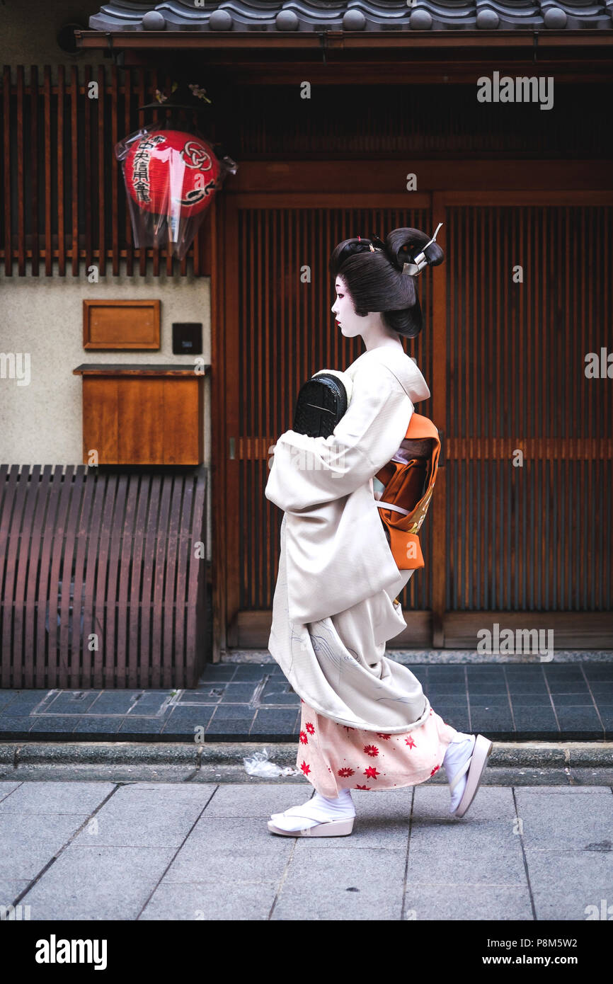 La bellezza di una Geisha in streeets di Kyoto, Giappone Foto Stock