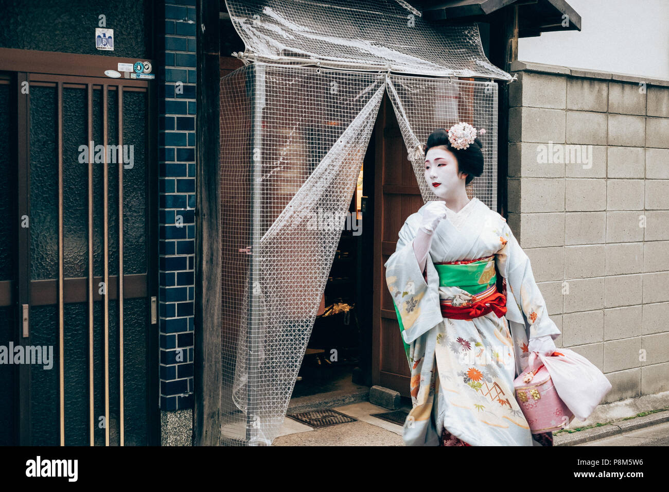 La bellezza di una Geisha in streeets di Kyoto, Giappone Foto Stock