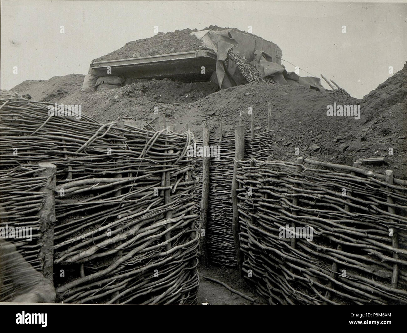 . 58 Granatsicherer Betonierter, von einer russischen Granate getroffener Artillerie Beobachtungsstand. Aufgenommen am 2.IV.1916. Inf.Rgt.Nr.52. (BildID 15536604) Foto Stock