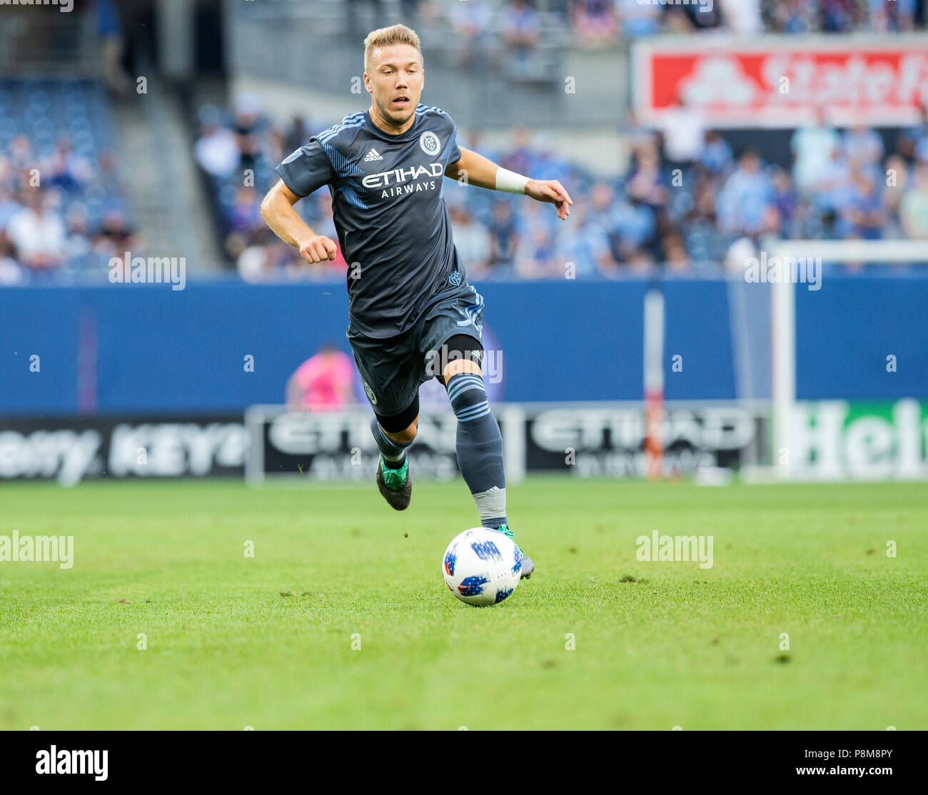 New York, Stati Uniti. 11 Luglio, 2018. Anton Tinnerholm (3) controlla la sfera durante il normale gioco MLS contro l impatto di Montreal su Yankee Stadium di New York ha vinto FC 3 - 0 Credito: Lev Radin/Pacific Press/Alamy Live News Foto Stock