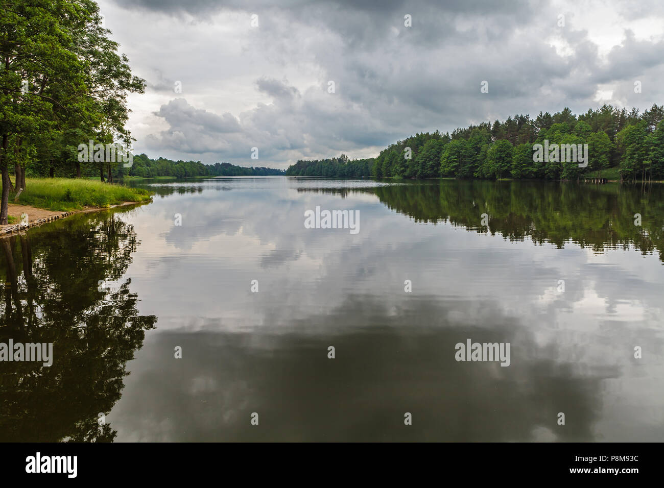 La riflessione di moody sky nel lago calmo Foto Stock