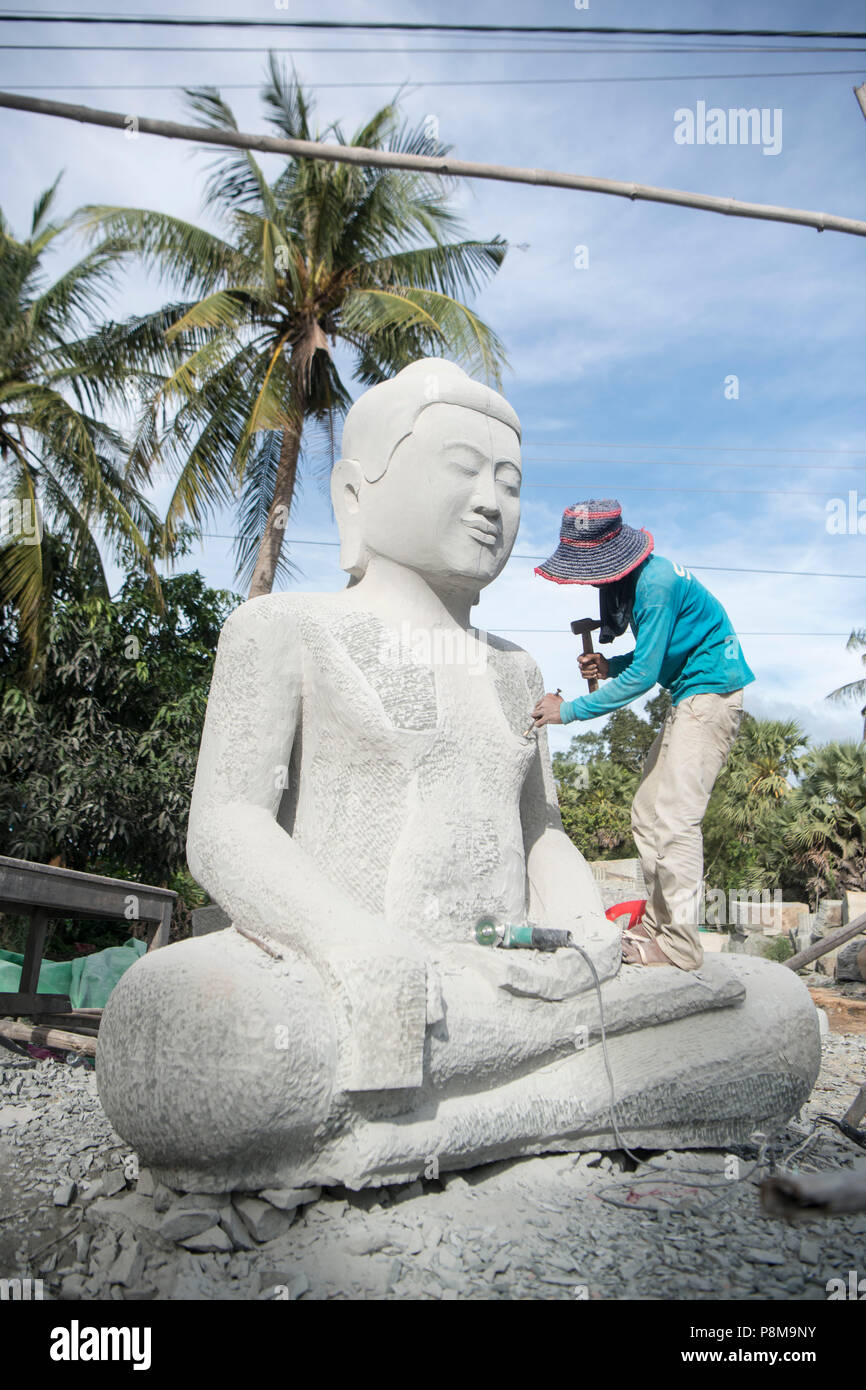 Un Buddha carving fabbrica presso il villaggio di Kakaoh ad est della città di Kampong Thom della Cambogia. Cambogia, Kampong Thom, novembre 2017, Foto Stock