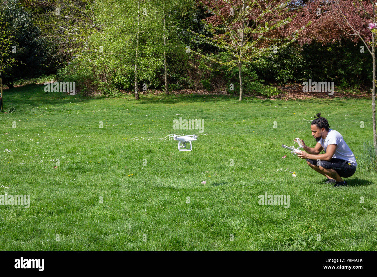 Un uomo battenti il suo drone in una Crystal Palace Park, Londra, Inghilterra Foto Stock