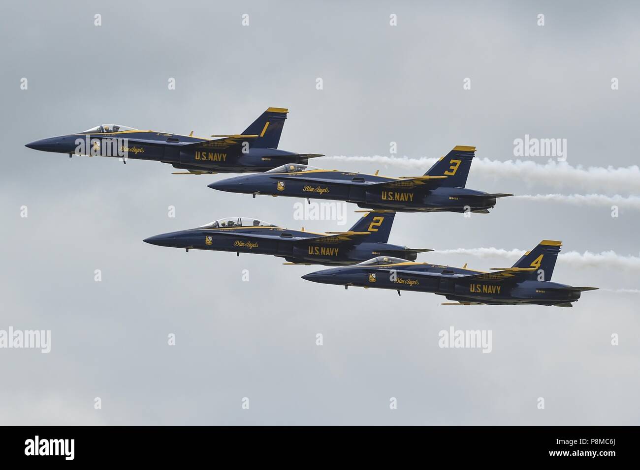 180623-N-UK306-1192 Dayton, Ohio (23 giugno 2018) Stati Uniti Navy dimostrazione di volo squadrone, Blue Angels, eseguire durante la Vectren Dayton Air Show a Dayton, Ohio, 24 giugno 2018. Il Blue Angels sono programmati per eseguire più di 60 dimostrazioni di più di 30 sedi negli Stati Uniti e in Canada nel 2018. (U.S. Foto di Marina di Massa lo specialista di comunicazione 2a classe Timoteo Schumaker/RILASCIATO). () Foto Stock