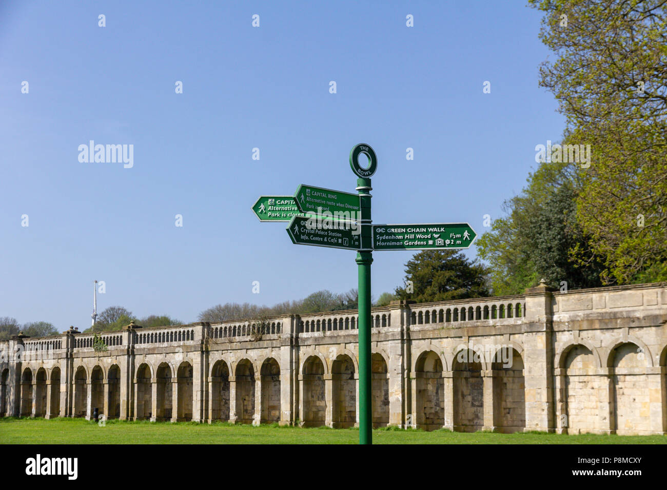 Cartello che forniscono indicazioni per la capitale e anello di catena verde a piedi in Crystal Palace Park, Londra. Foto Stock