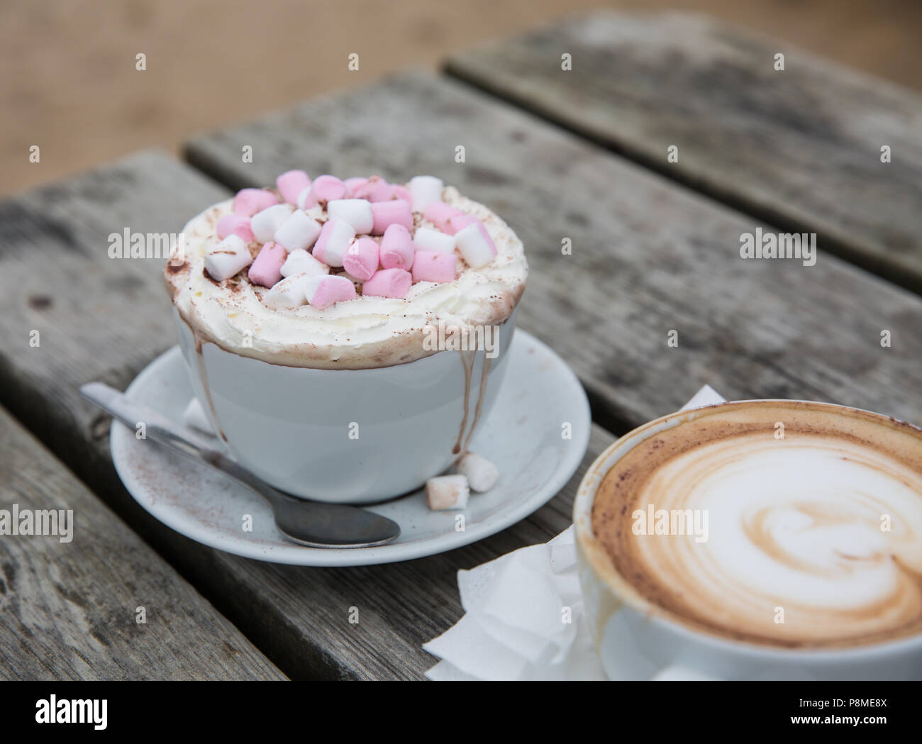 Un lusso cioccolata calda da bere in un elegante tazza e piattino con panna montata e marshmallows fusione e dribbling verso il basso la coppa Foto Stock Un lusso cioccolata calda da bere in un elegante tazza e piattino con panna montata e marshmallows fusione e dribbling verso il basso la coppa Foto Stock