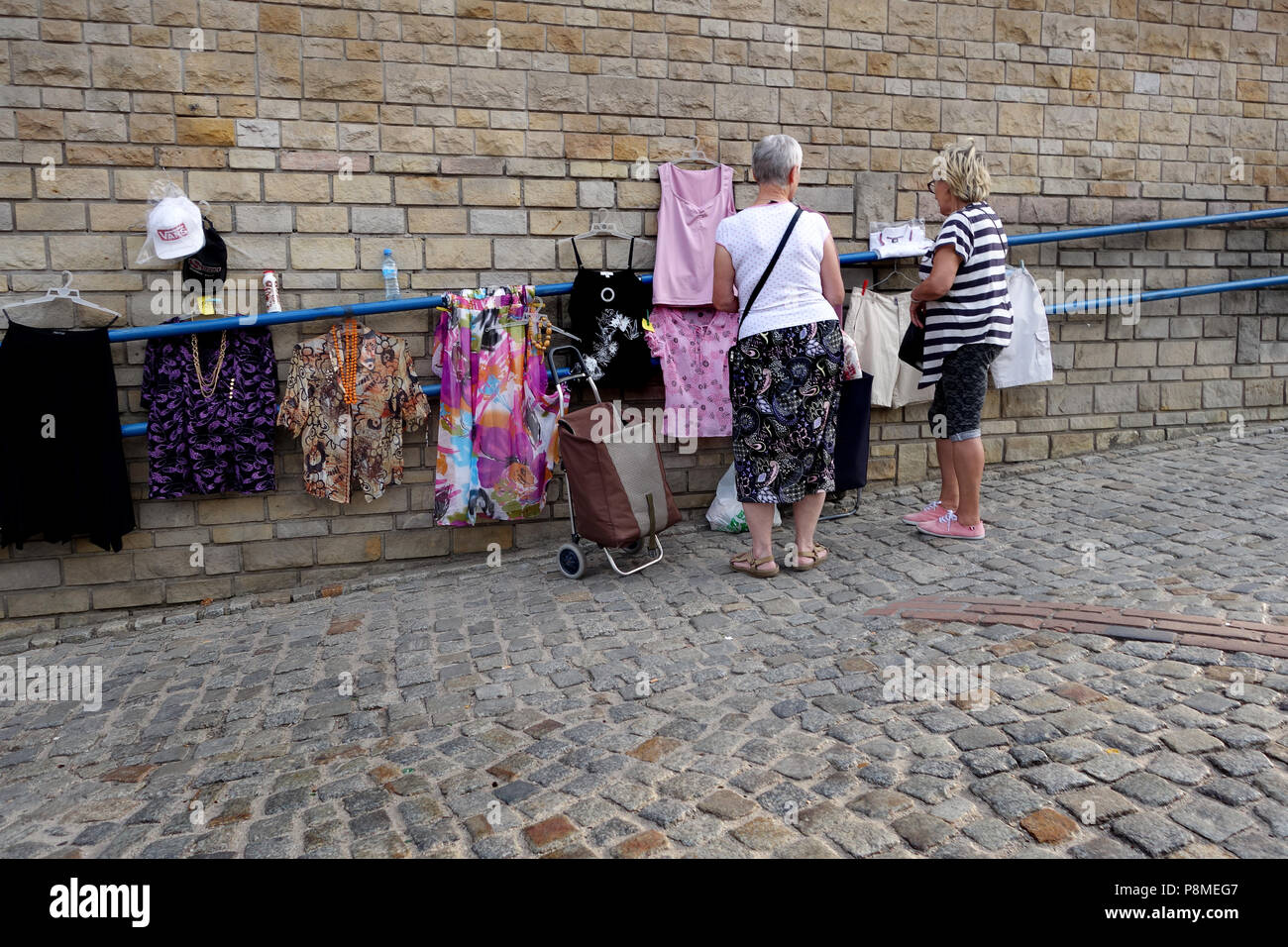 Commerciante di strada che vende vestiti sulla ringhiera Wrocław Polonia Foto Stock