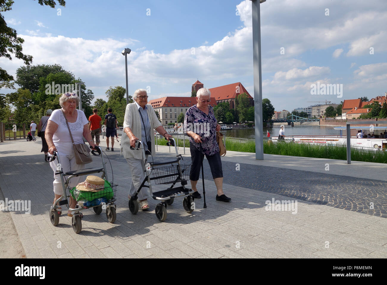 Donne anziane camminare lungo le rive del fiume Oder a Wroclaw in Polonia Foto Stock