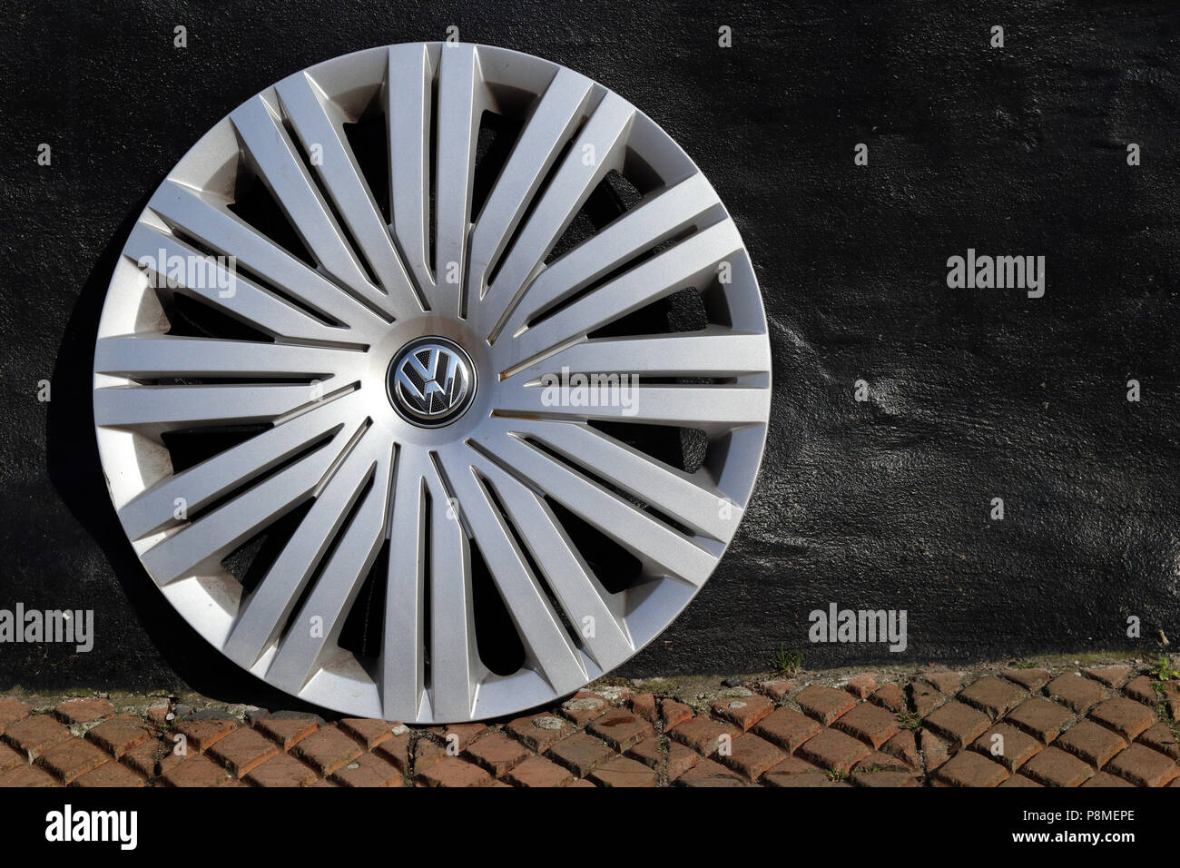 Volkswagen borchia laminati di un auto e mettere sul marciapiede. Foto Stock