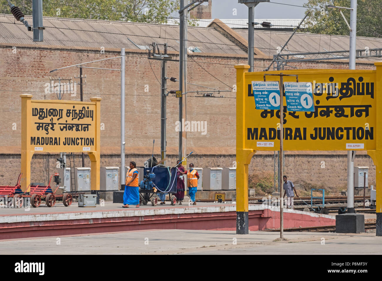 Madurai, India - 10 Marzo 2018: i lavoratori del settore ferroviario a Madurai stazione di giunzione, la sede della più grande divisione ferroviario nell India meridionale Foto Stock