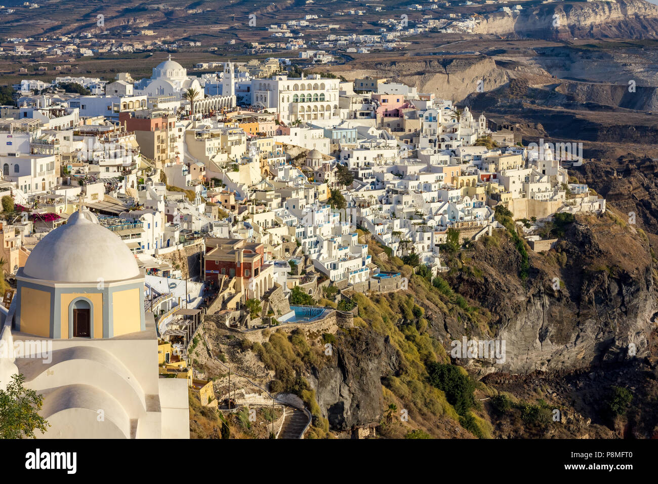 Elevata incredibilmente romantica scena di Santorini. Fira, Grecia, dall'alto. Incredibile vista diurna verso l'interessante architettura della coloratissima c Foto Stock