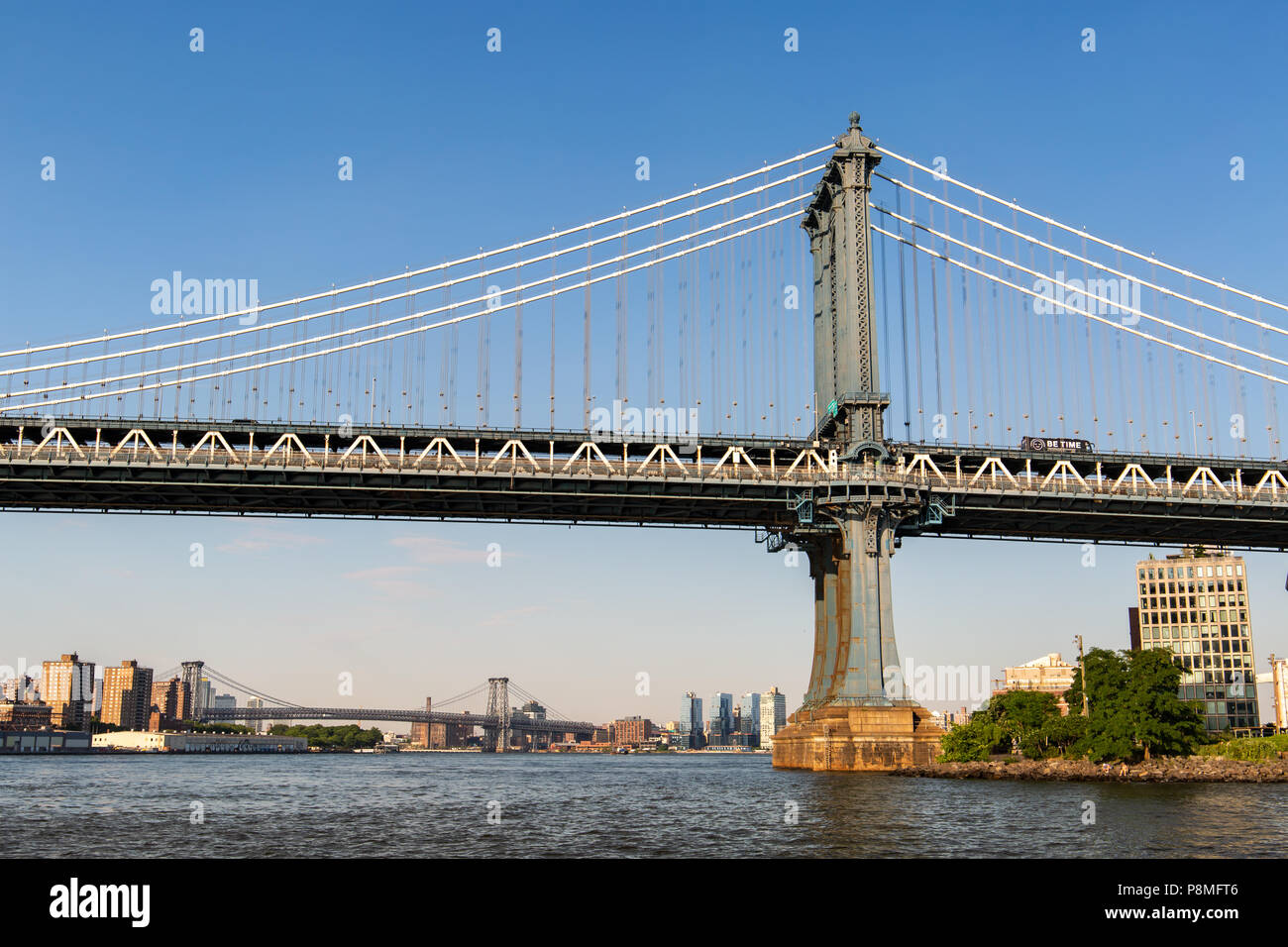 New York, Città / STATI UNITI D'America - 10 LUG 2018: edifici di lusso e negozi in Dumbo Ponte di Brooklyn Park Foto Stock