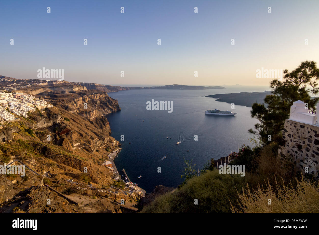 Elevata incredibilmente romantica scena di Santorini. Fira, Grecia, dall'alto. Incredibile vista diurna dal percorso a piedi verso la capitale Porto dell'isola. Foto Stock