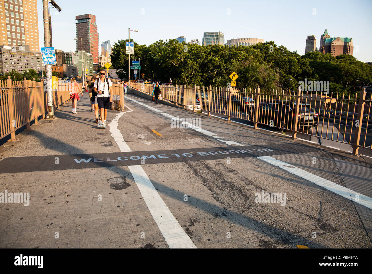 New York, Città / STATI UNITI D'America - 10 LUG 2018: benvenuti al segno di Brooklyn sul ponte di Brooklyn al tramonto Foto Stock