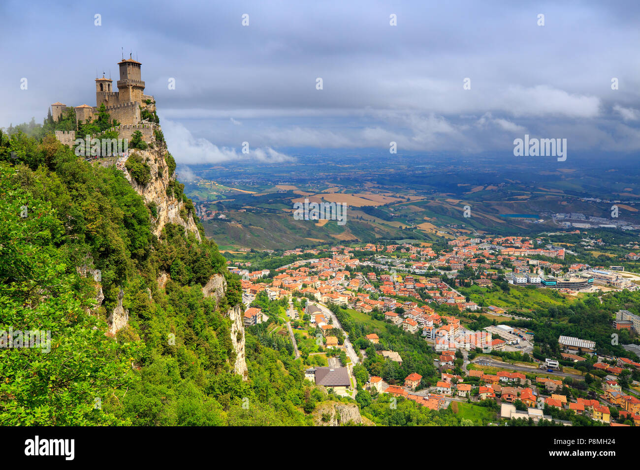 San Marino fortezza, Italia punto di riferimento. Storica Torre di San-Marino sulla roccia in estate. Foto Stock