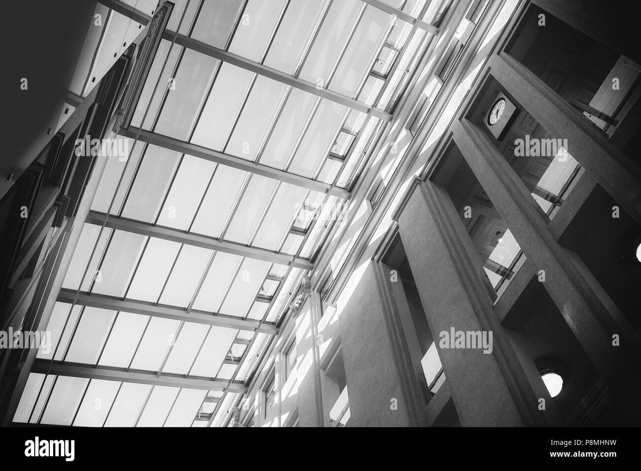 Tetto trasparente di un edificio di moderna costruzione Foto Stock