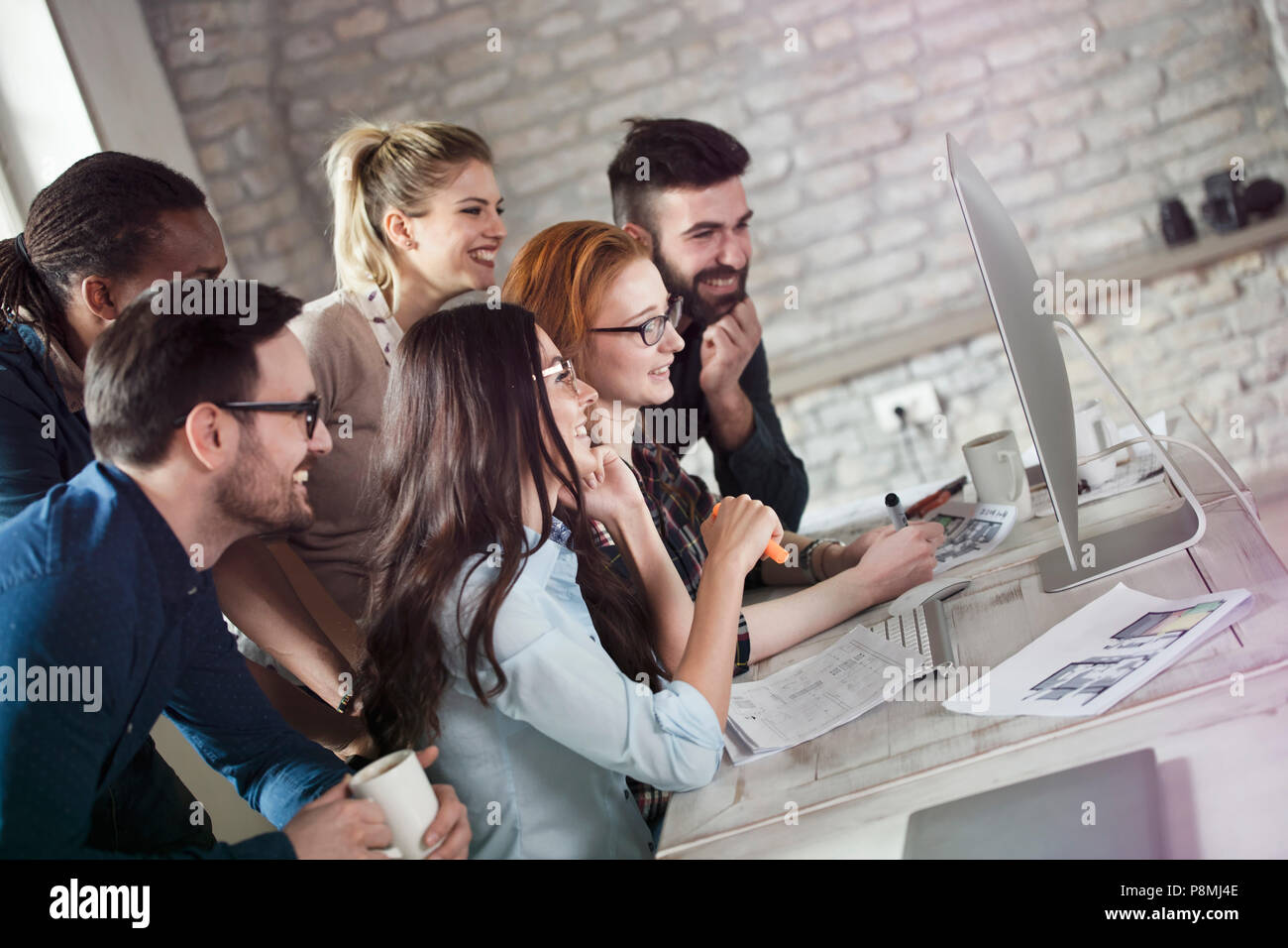 Un gruppo di giovani progettisti che lavorano come team Foto Stock