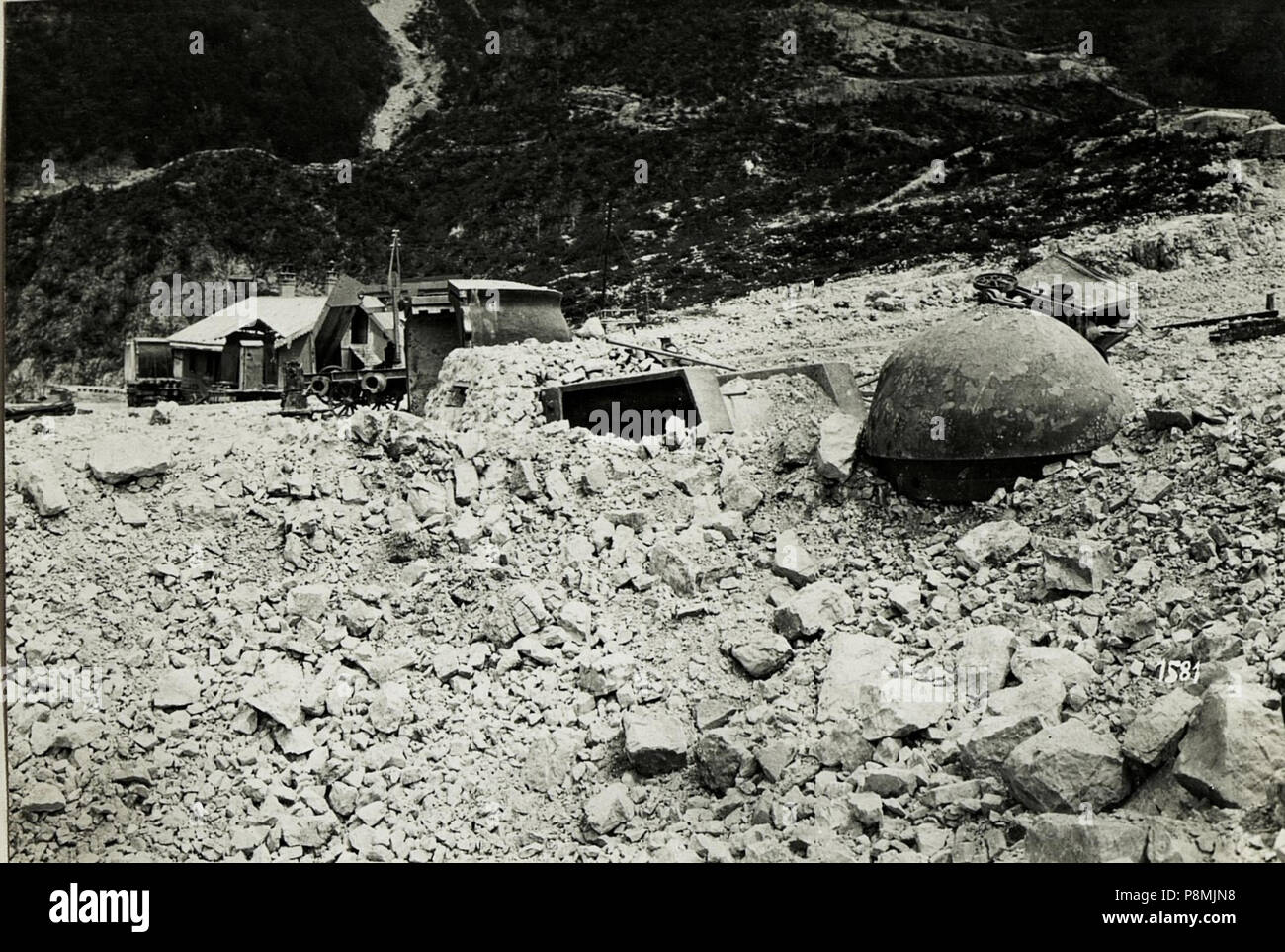 581 Werksgruppe Valmorbia mit Kuppel mit Beobachtungsstand, Fortspanzer nach der Beschießung am 18.5.1916. (BildID 15587574) Foto Stock