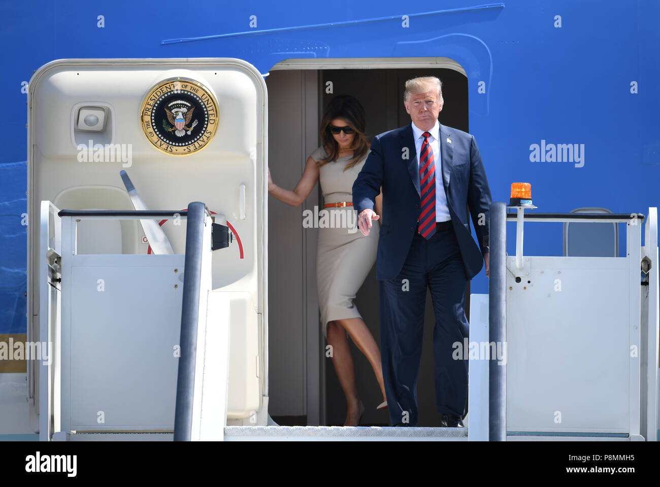 Il presidente statunitense Trump e Melania Trump arrivano all'Aeroporto di Stansted, Londra, in Air Force One, per la loro prima visita ufficiale per il Regno Unito. Foto Stock