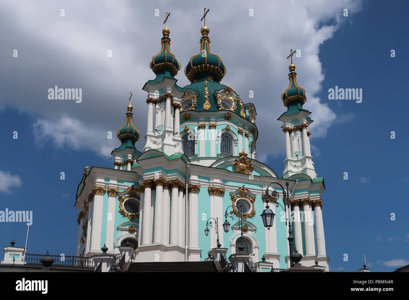 Esterno di Sant Andrea la Chiesa a cui si fa talvolta riferimento come una cattedrale costruita nel 1754, su disegno dell'architetto italiano Bartolomeo Rastrelli in stile barocco della città di Kiev capitale dell'Ucraina Foto Stock