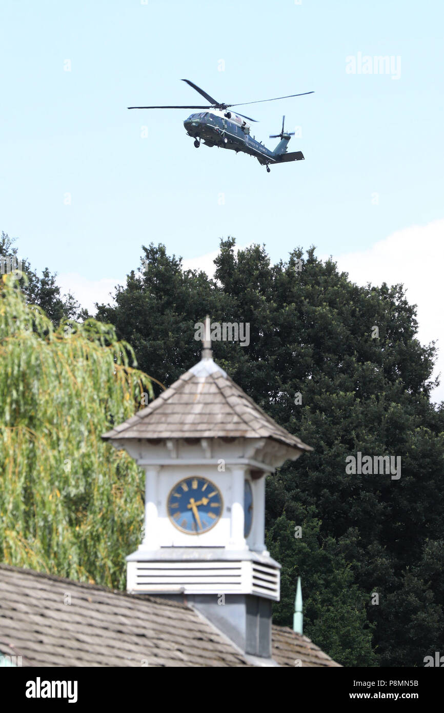 Un US Marine Corps elicottero vola vicino alla residenza dell'ambasciatore statunitense a Londra il Regent's Park, dove il presidente statunitense Donald Trump sta trascorrendo la notte di mercoledì. Foto Stock