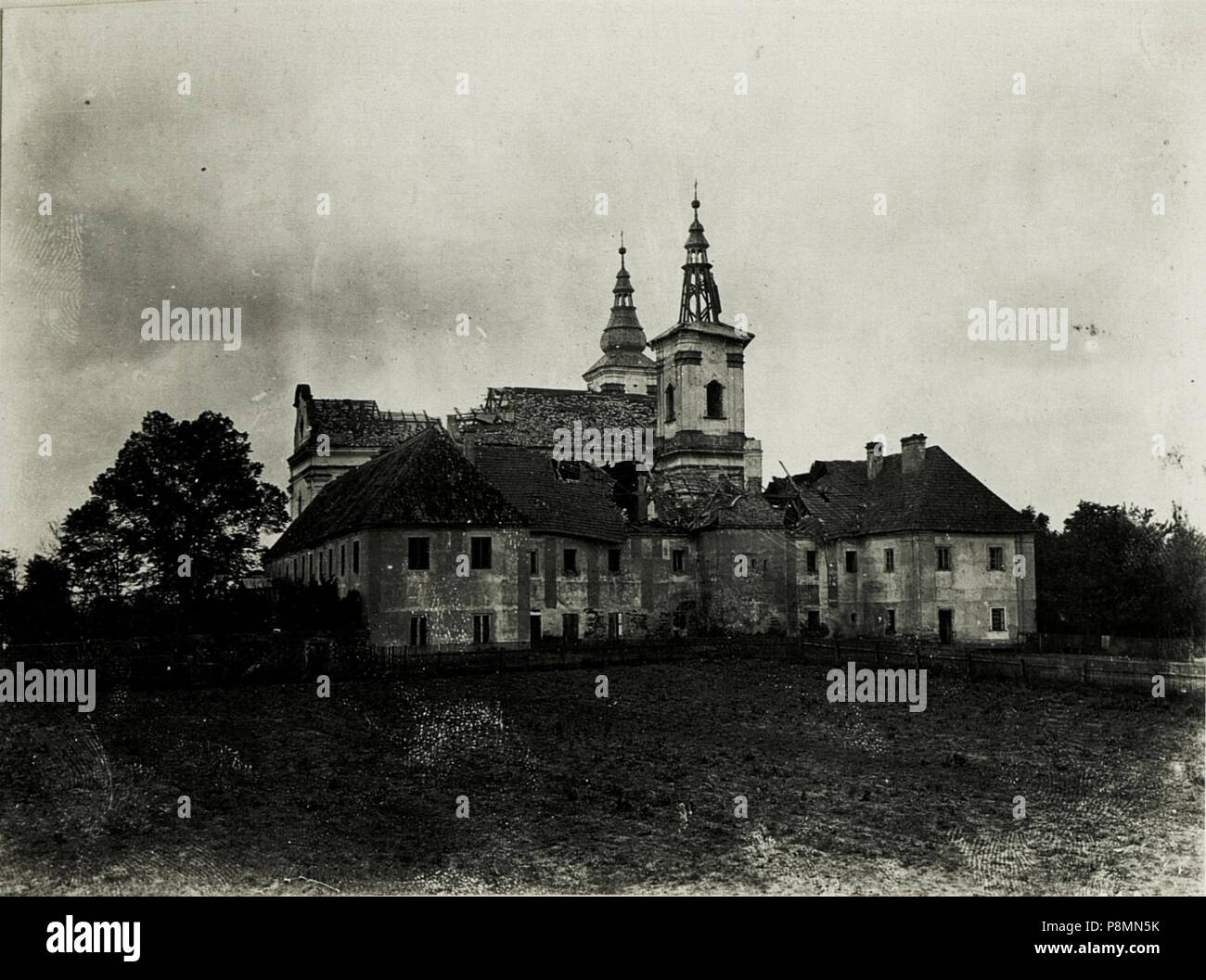 . 588 Zerschossene Kirche und Kloster im Ort Paradyz. Die Kirche diente als russischer Beobachtungsstand. (BildID 15589811) Foto Stock