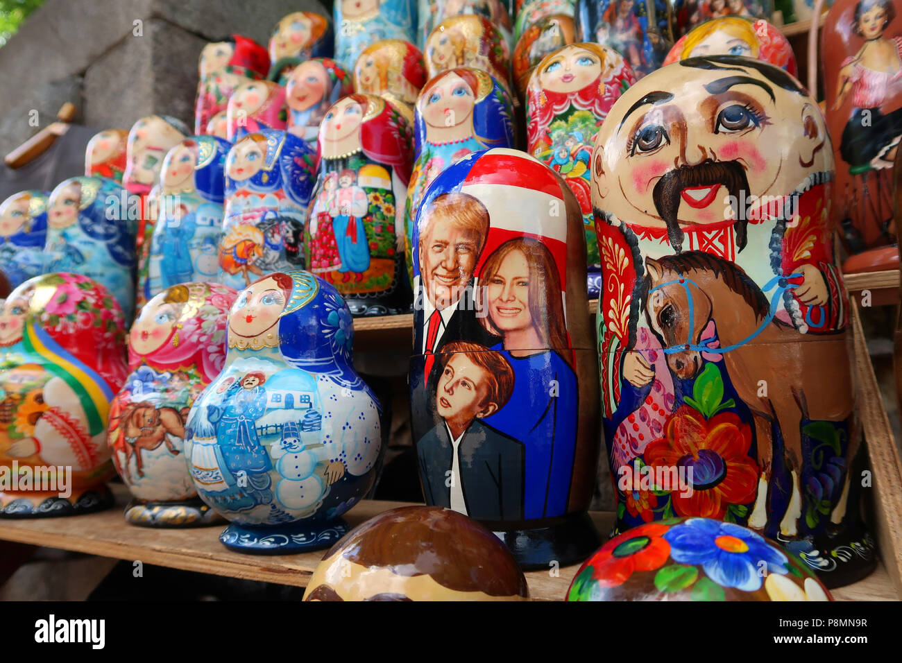 Tradizionale bambola matryoshka con dipinta la figura del Presidente americano Donald Trump prima signora Melania e il loro figlio Barron in un souvenir stallo nella città di Kiev capitale dell'Ucraina Foto Stock