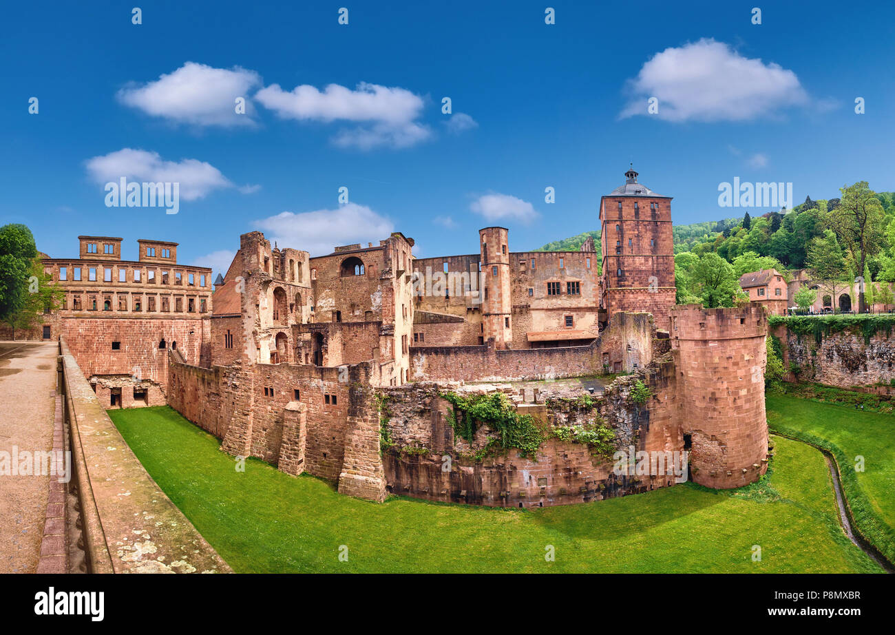 Le rovine del castello di Heidelberg (Heidelberger Schloss) in primavera. Questa immagine panoramica è stato realizzato a Heidelberg, Germania. Foto Stock