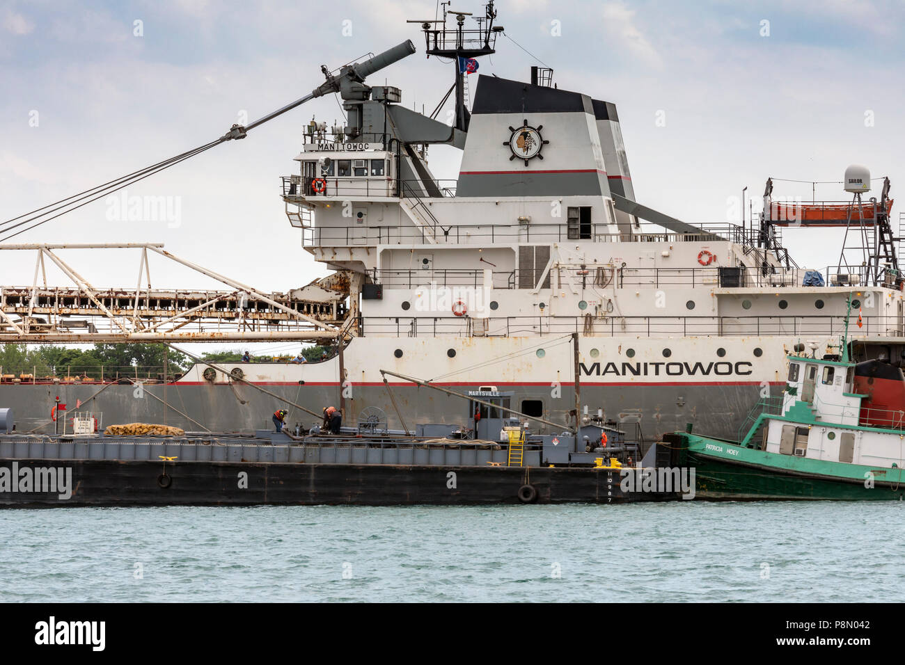 Detroit, Michigan - mentre ancorata nel fiume Detroit, i grandi laghi bulk carrier cargo Manitowoc prende il carburante da la chiatta Marysville. Foto Stock