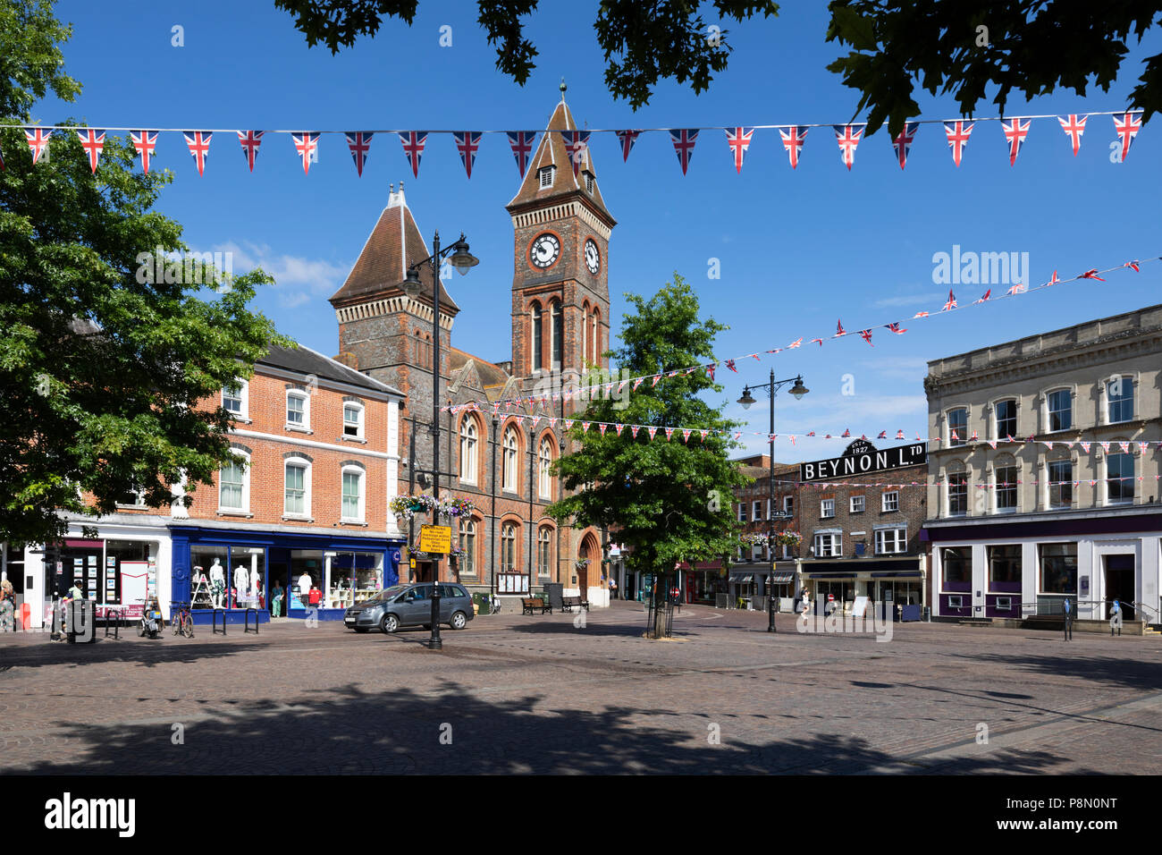 La piazza del mercato e Newbury Town edificio del Consiglio a Newbury, West Berkshire, Inghilterra, Regno Unito, Europa Foto Stock