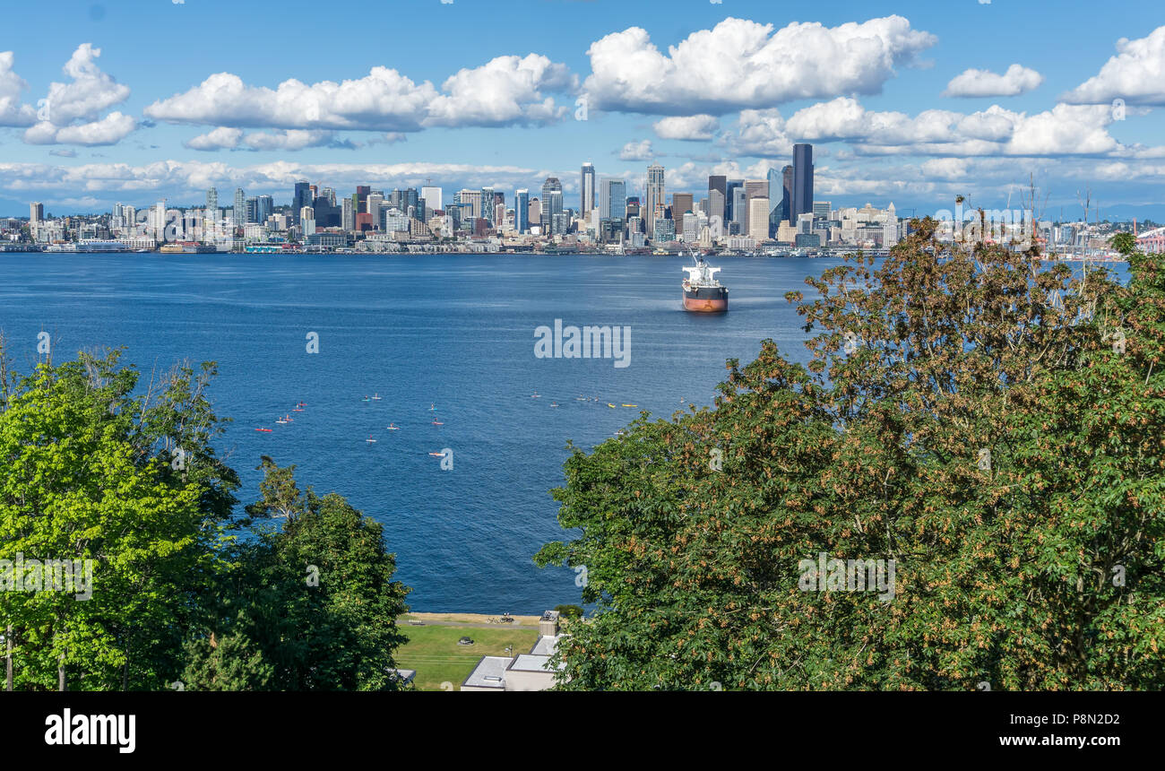 Una vista della skyline di Seattle e kayakers. Foto Stock