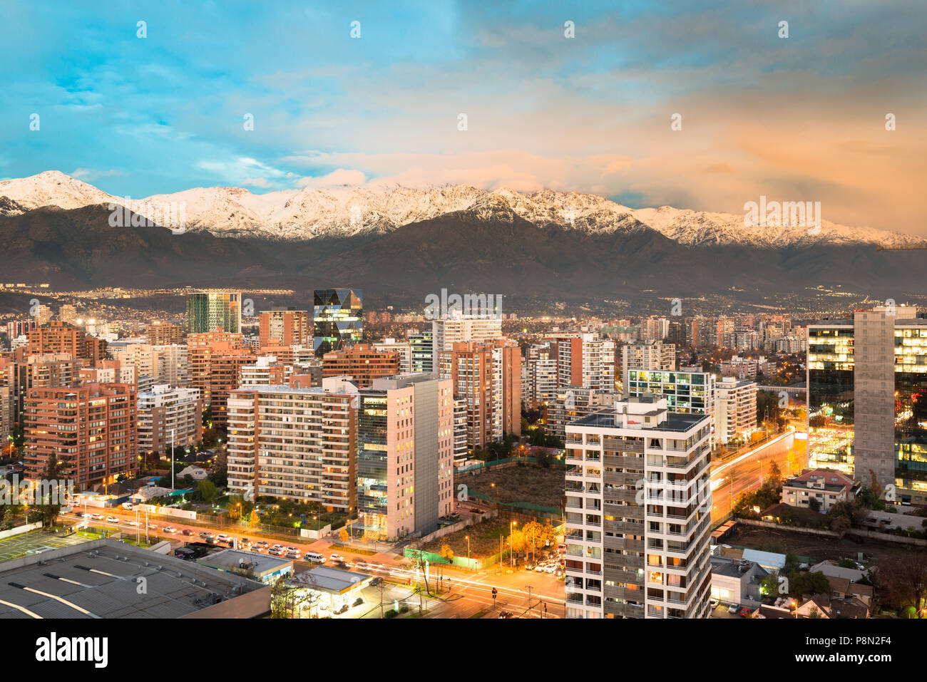 Edifici di appartamenti in wealhty quartiere di Las Condes con la cordigliera delle Ande in retro, Santiago de Cile Foto Stock