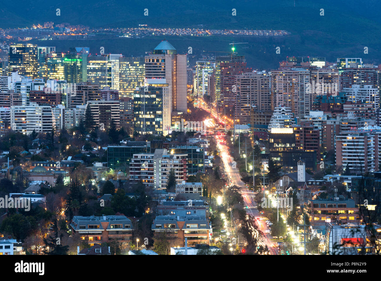 Vista della zona residenziale e edifici per uffici a il benestante quartiere di Las Condes in Santiago de Cile Foto Stock