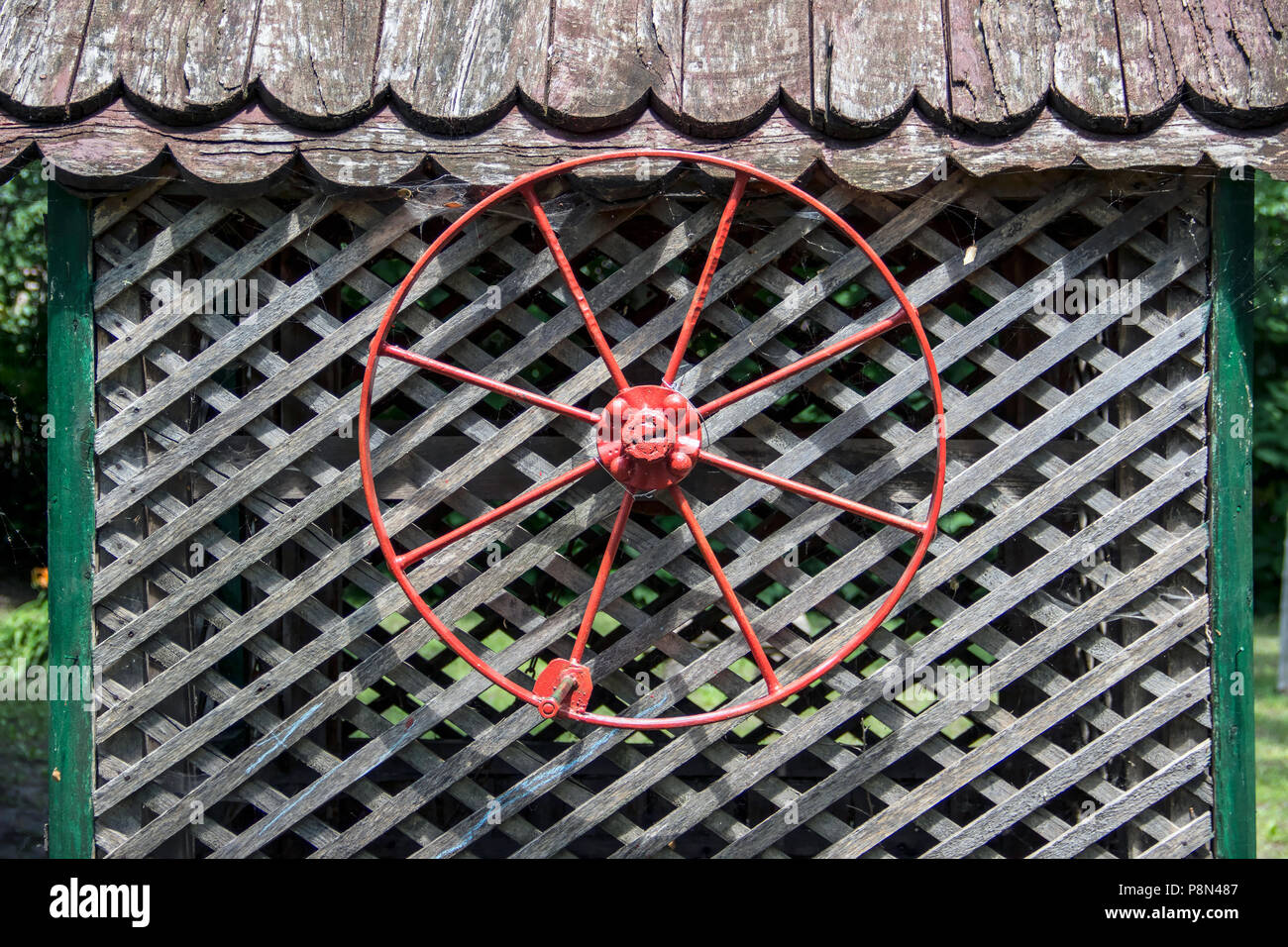 Belo Blato Village, Vojvodina, Serbia - verricello manuale ruota di una tettoia bene in un paese cortile Foto Stock