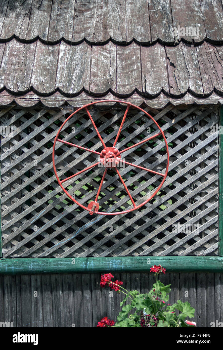 Belo Blato Village, Vojvodina, Serbia - verricello manuale ruota di una tettoia bene in un paese cortile Foto Stock