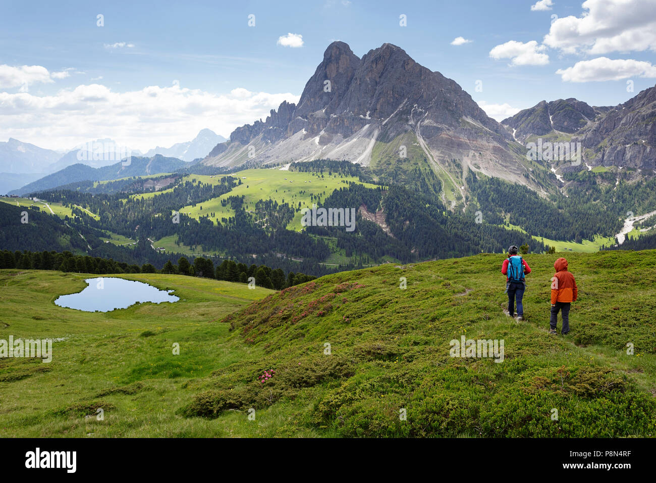 Madre e figlio escursionismo vicino al lago Wackerer con una straordinaria riflessione, sullo sfondo il Sass de Putia, Dolomiti, Italia, Alto Adige, Bolzano Foto Stock