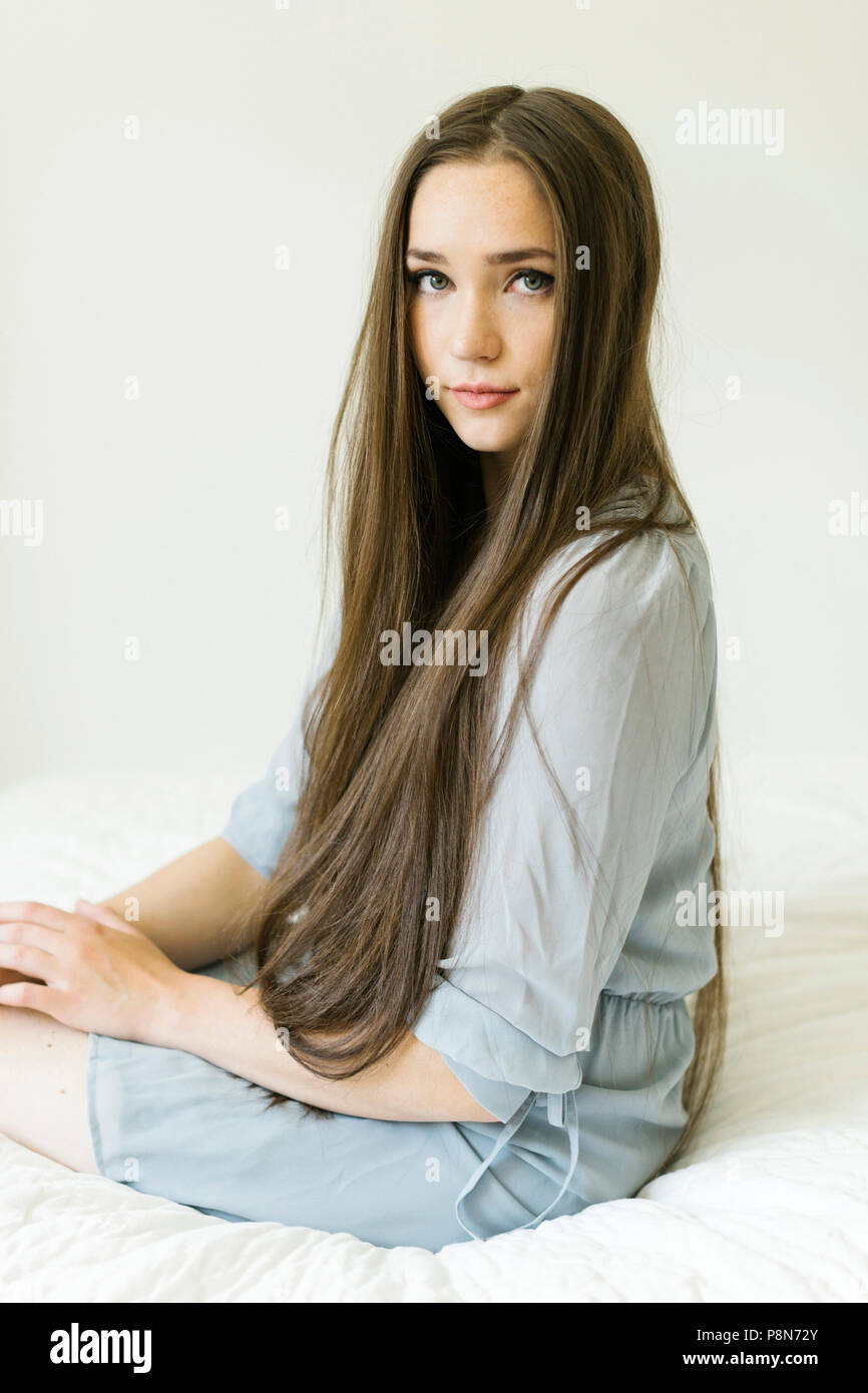 Ritratto di giovane donna con capelli lunghi marrone Foto Stock