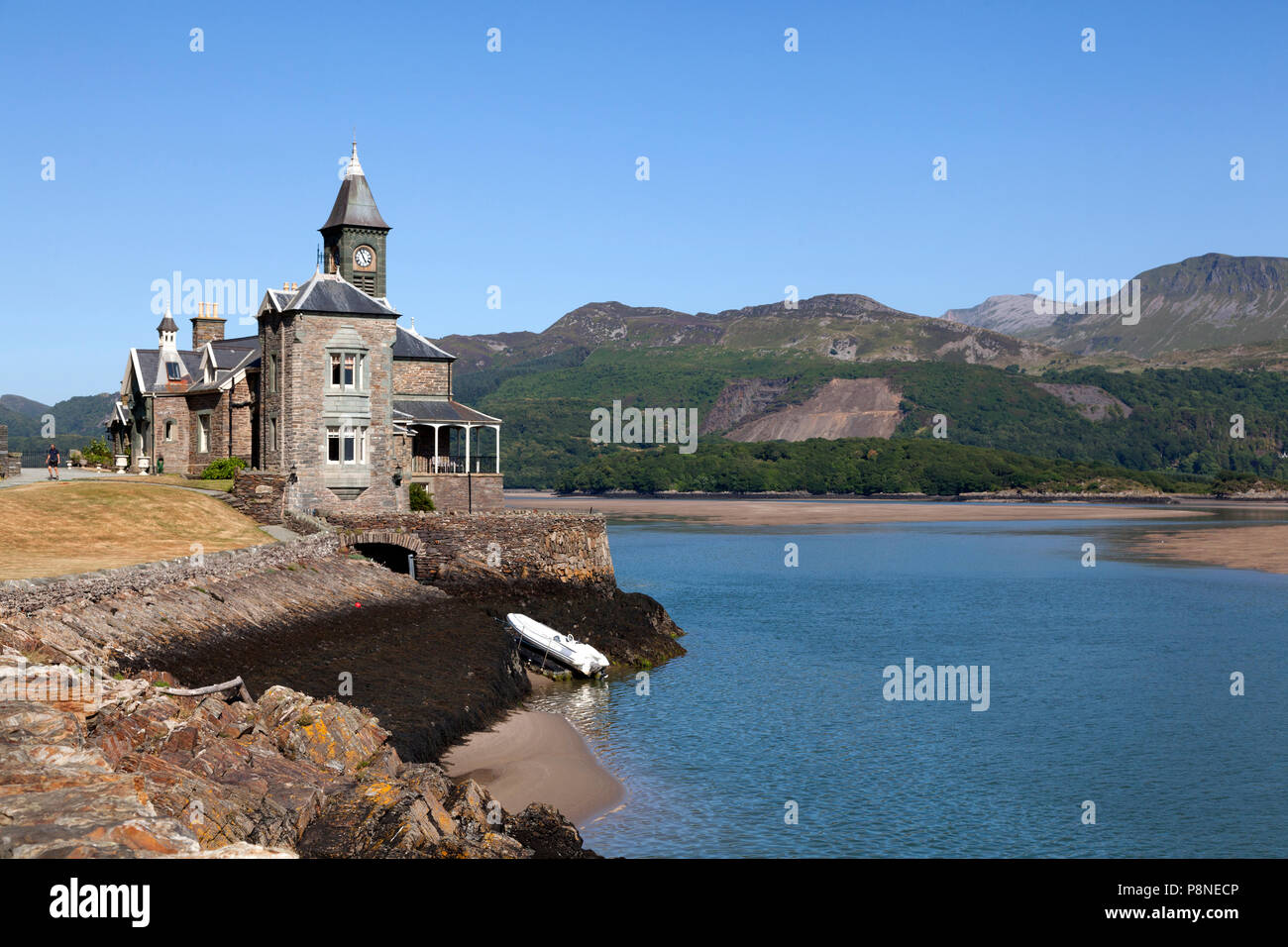 Il Clock House accanto al Mawddach estuary, Barmouth, Gwynedd, Galles Foto Stock