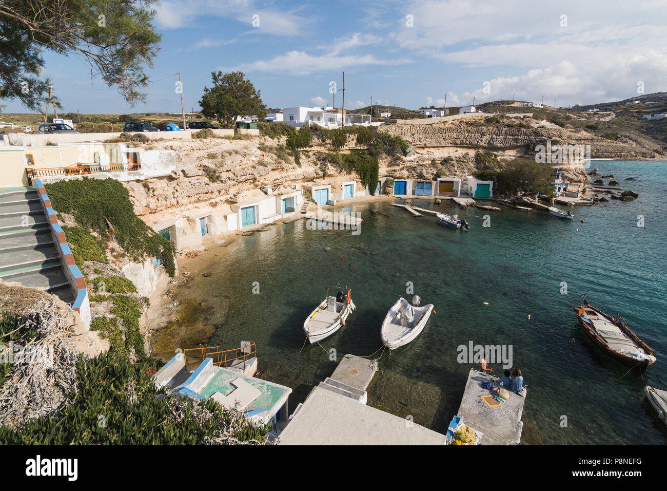 MANDRAKIA, Grecia - Maggio 2018: barche ormeggiate nel porto di villaggio. Obiettivo grandangolare shot, giornata di sole. Foto Stock