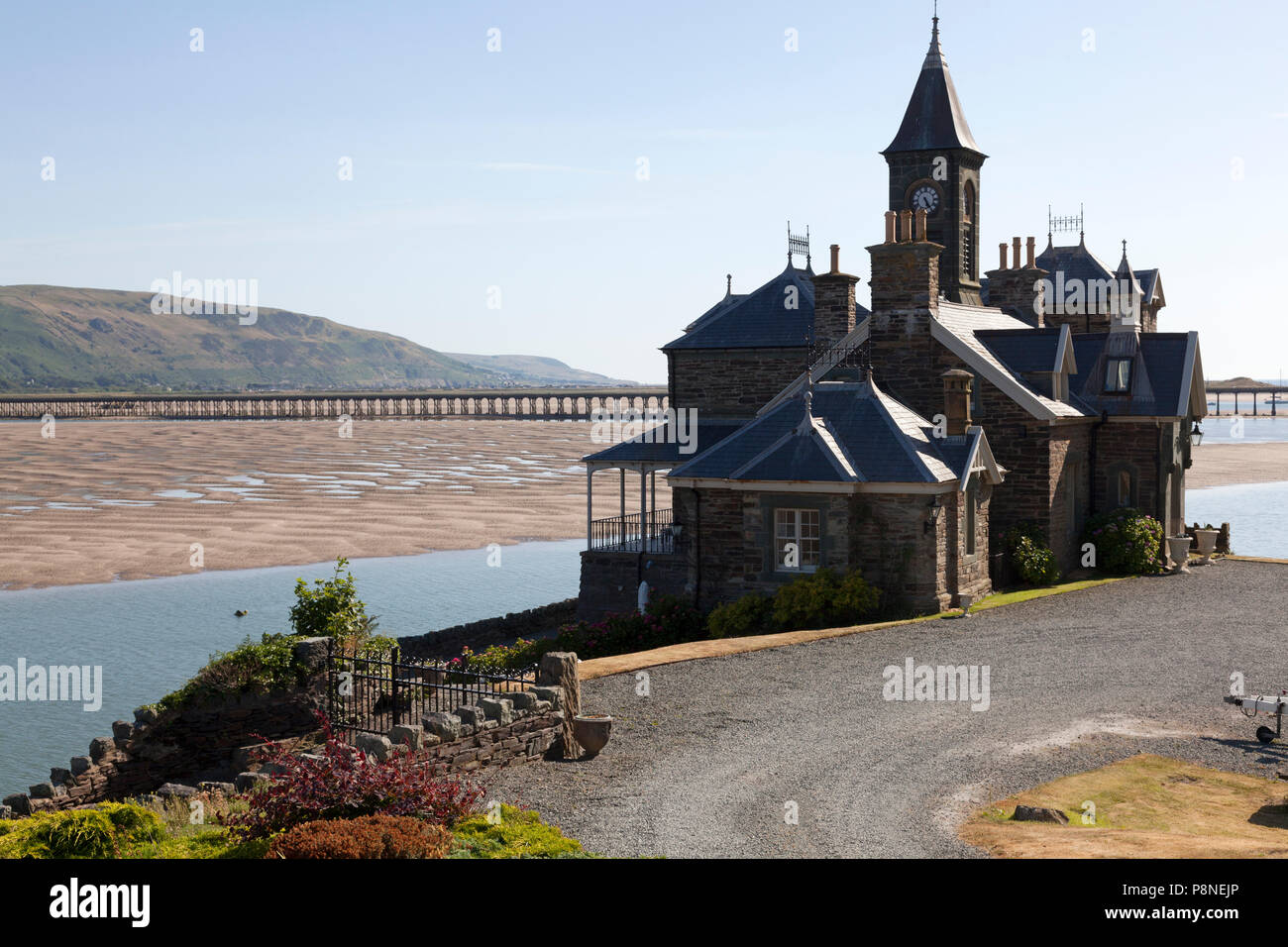 Il Clock House accanto al Mawddach estuary, Barmouth, Gwynedd, Galles Foto Stock