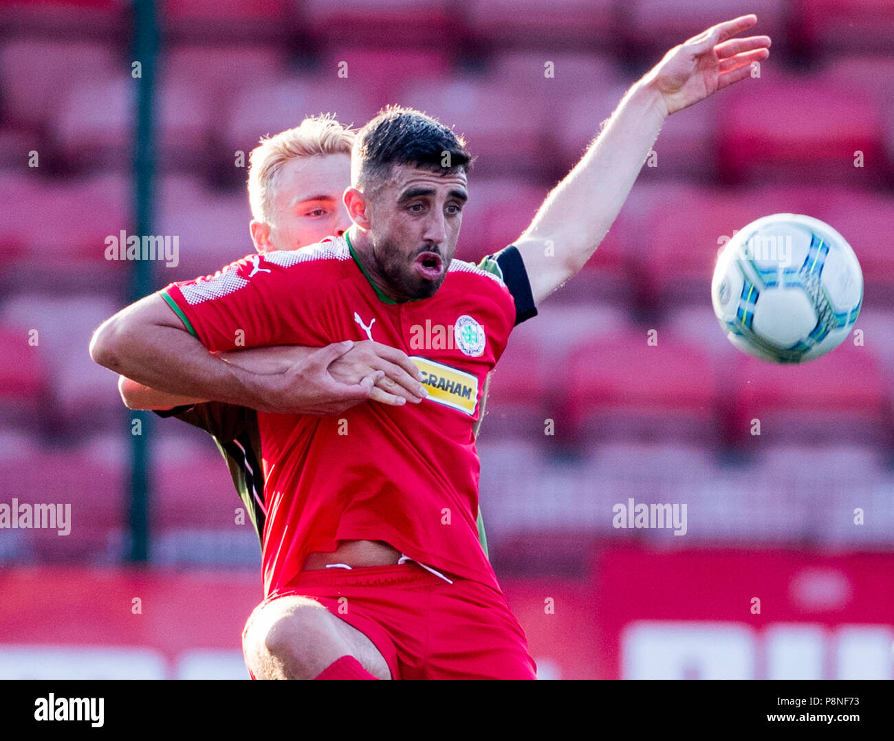 FC Nordsjaelland's Victor Nelsson in azione contro Cliftonville FC è Joe Gormley (a destra) durante l'Europa League Qualificazioni uno, la prima gamba corrispondono alla solitudine di Belfast. Foto Stock